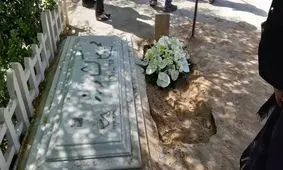 تصویری از خاکسپاری غریبانه خسرو سینایی/کارگردان «عروس آتش» در کنار محمدعلی کشاورز آرام گرفت