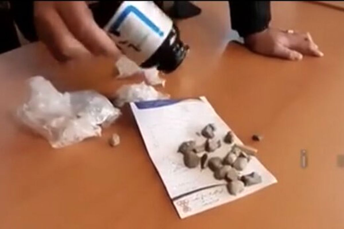 فروش سنگریزه به جای قرص و دارو به خبرنگار صداوسیما! / ویدئو