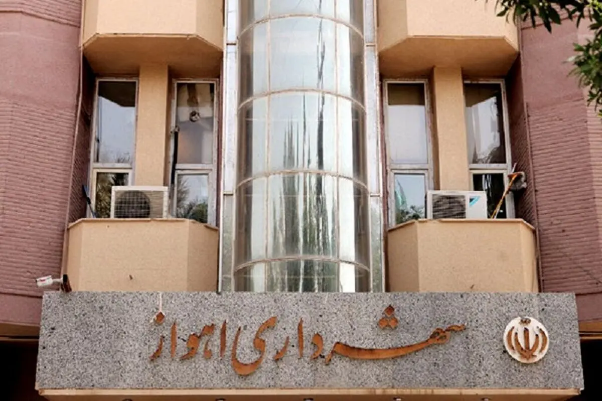 جمعی از نیروهای اخراج شده اجرائیات شهرداری اهواز تقاضای برگشت به کار دارند