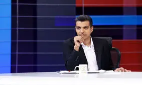 اصرار برای گرفتن عکس یادگاری با فردوسی‌پور در شرایط کرونایی!/عکس