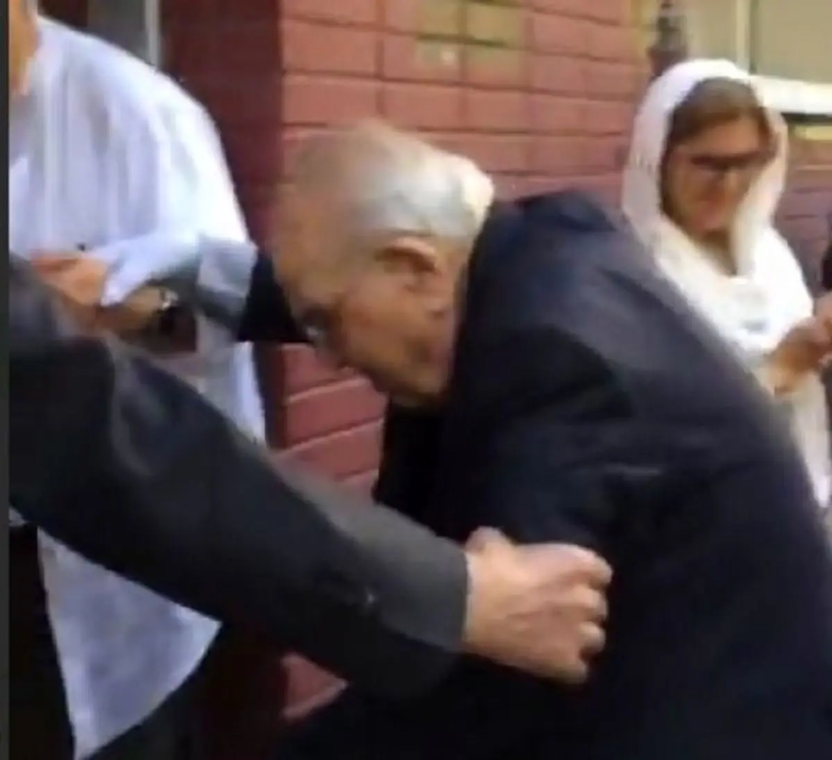 شهروند 105 ساله تهرانی رای خود را در صندوق انداخت+فیلم