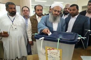 مولوی عبد الحمید رای خود را در زاهدان به صندوق انداخت + تصویر