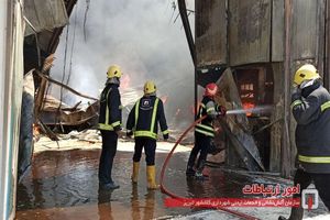 مصدوم شدن ۲ آتش نشان در حادثه آتش سوزی یک کارخانه در آذرشهر