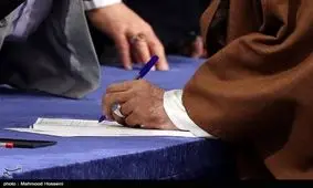 یک منبع آگاه در دفتر حفظ و نشر آثار آیت الله خامنه‌ای : رنگ انگشتر رهبر انقلاب ارتباطی به انتخابات ندارد