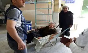 پیرمردی که با فرغون پای صندوق رای رفت