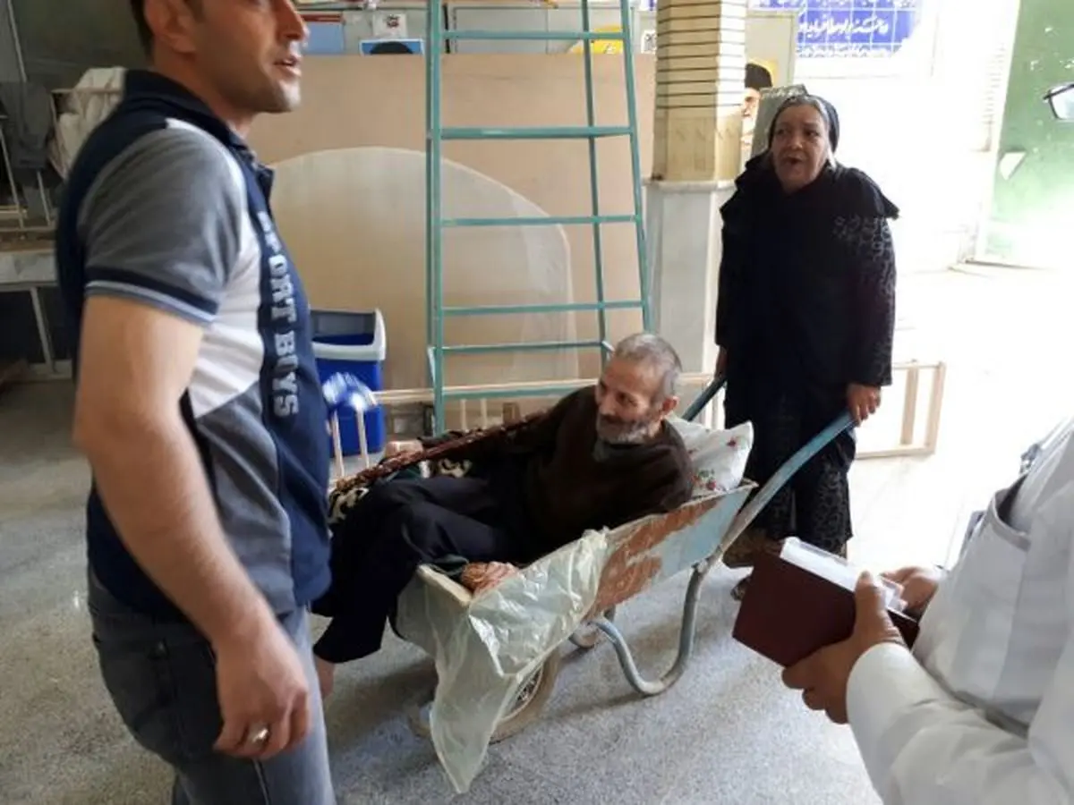 پیرمردی که با فرغون پای صندوق رای رفت