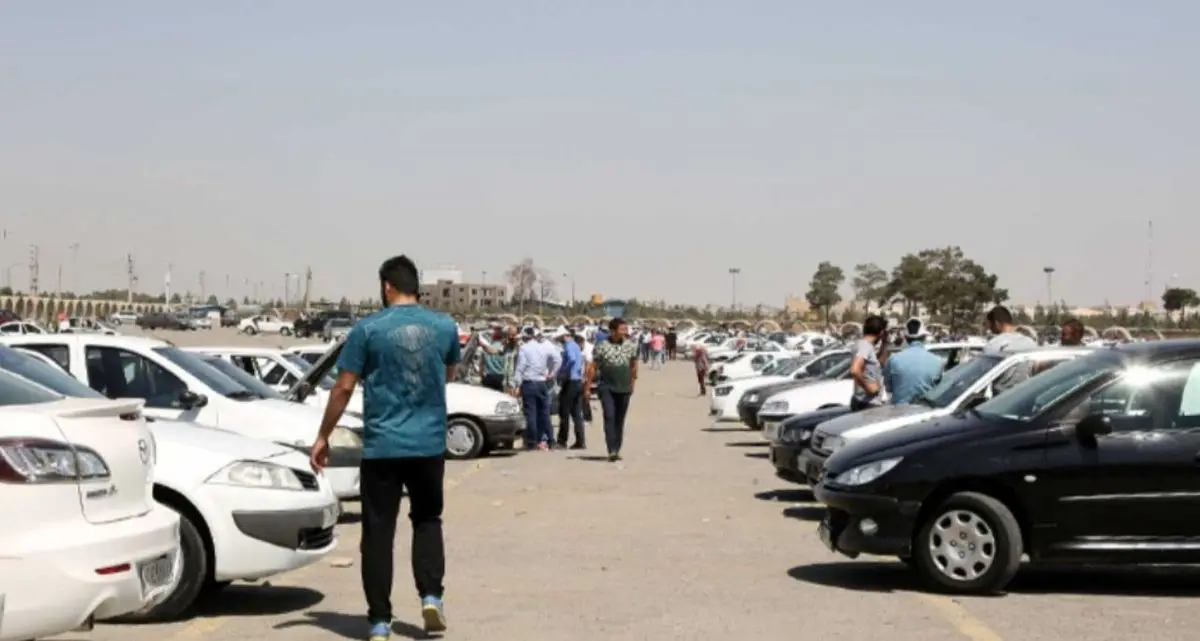کاهش قیمت دلار، بازار خودرو را راکد کرد