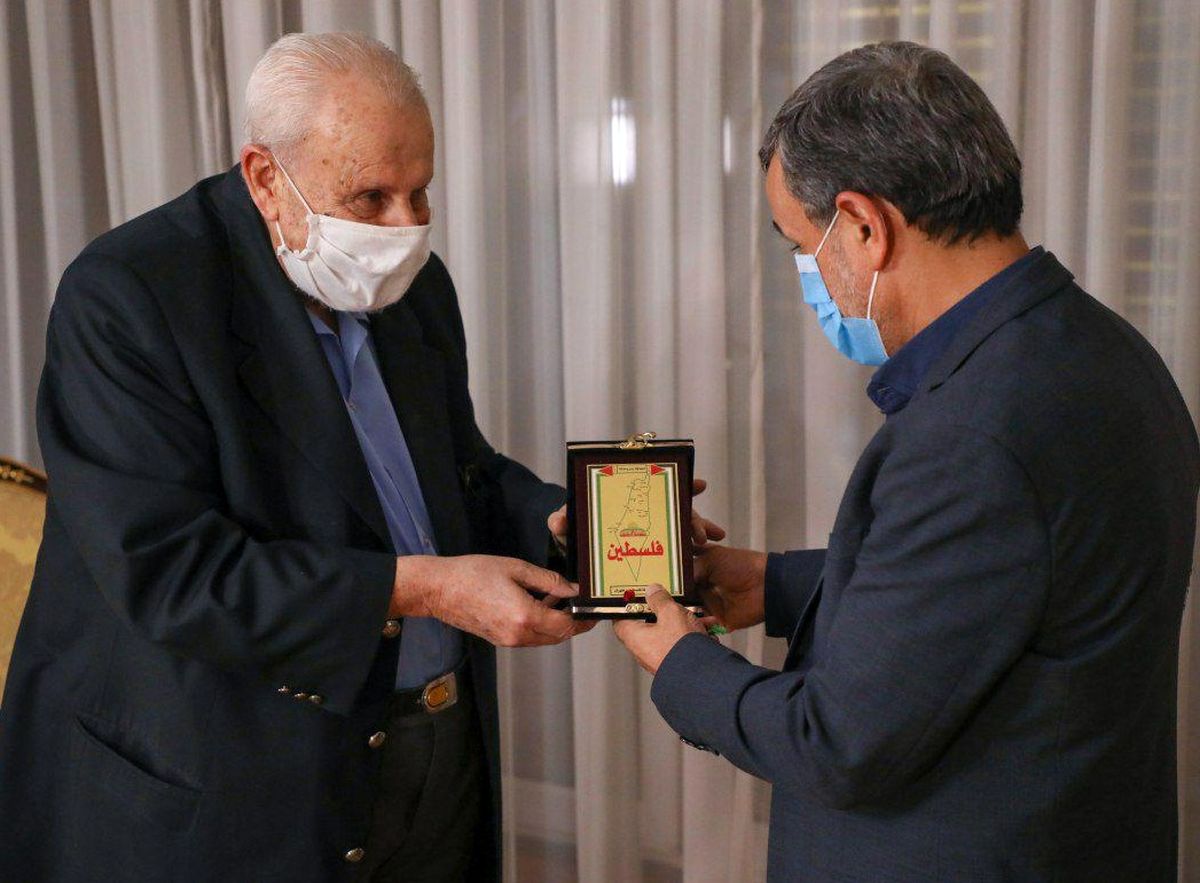 دیدار سفیر فلسطین در تهران با احمدی‌نژاد / عکس