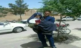 مادربزرگ در آغوش نوه، پای صندوق رفت