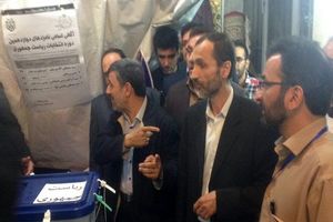 احمدی نژاد همراه بقایی رای داد