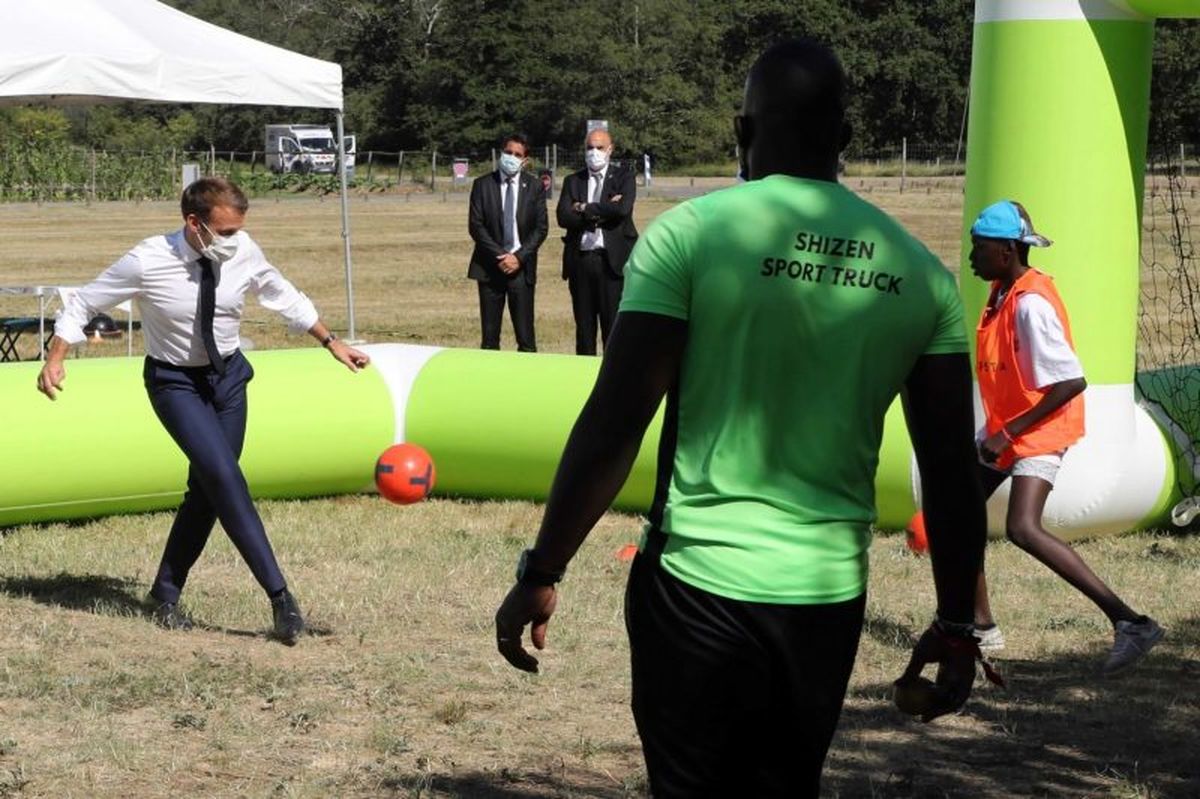فیلم؛ فوتبال بازی کردن امانوئل ماکرون رئیس جمهوری فرانسه با لباس رسمی