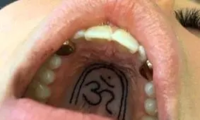 تتو کردن به سقف دهان رسید + عکس