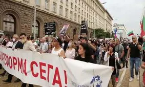 ببینید| باران دستمال توالت بر سر مسئولین بلغارستان