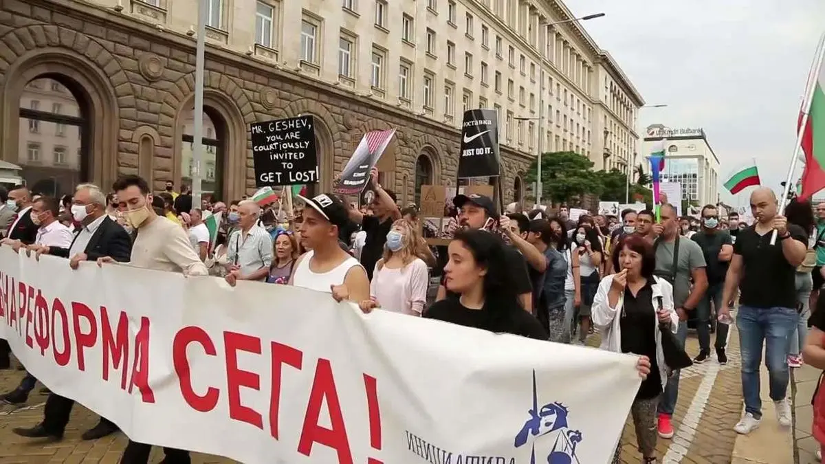 ببینید| باران دستمال توالت بر سر مسئولین بلغارستان