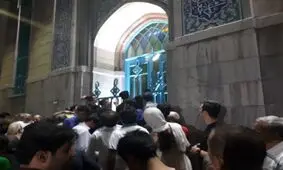 شعار پشت درهای بسته حسینیه ارشاد