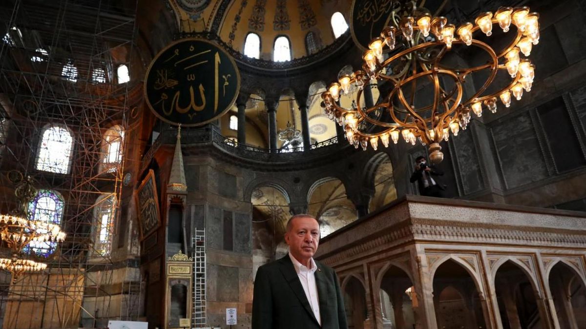 فیلم/ تلاوت قرآن توسط اردوغان در مسجد کبیر ایاصوفیه