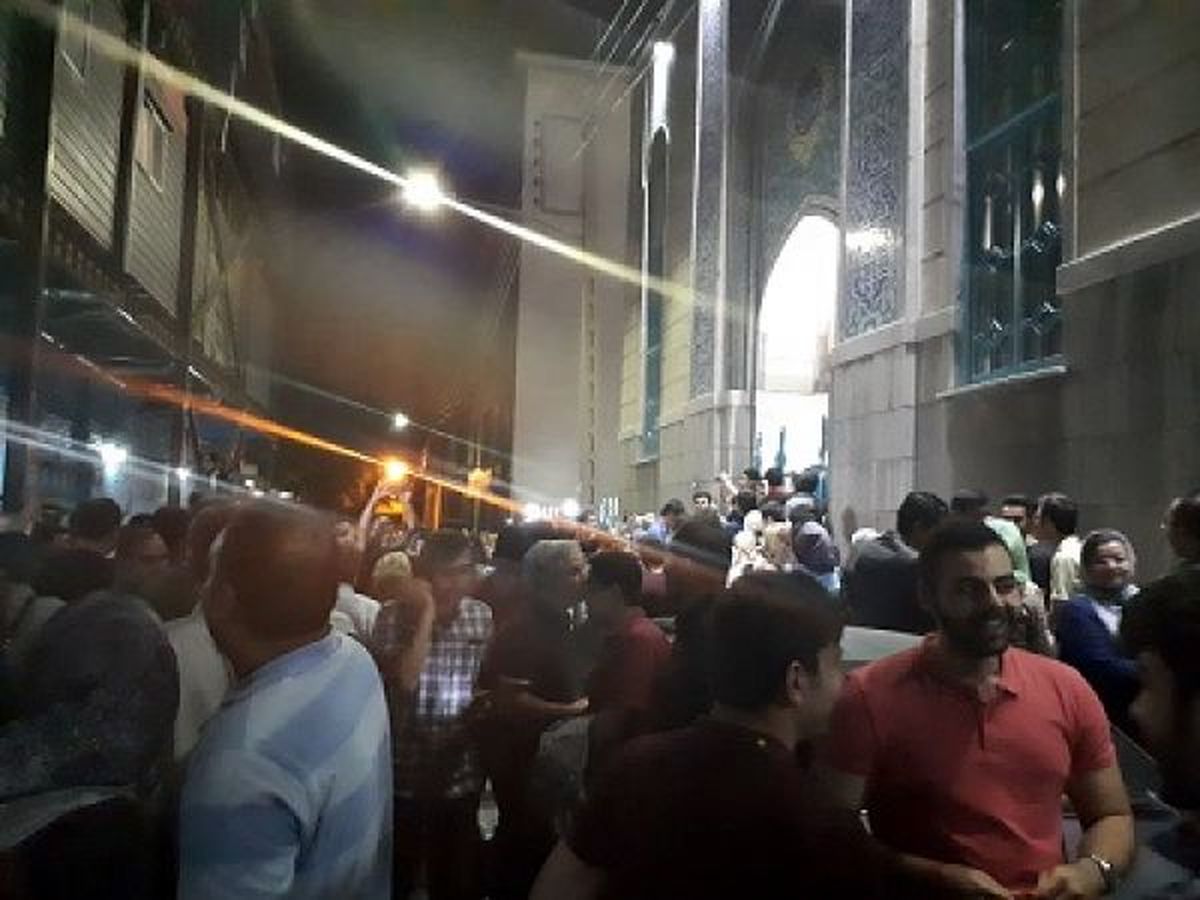 حاشیههای آخرشبی جنجالیترین شعبه اخذ رای/ جمع محدودی شعار میدهند/ خروج قاضی سراج از حسینیه ارشاد