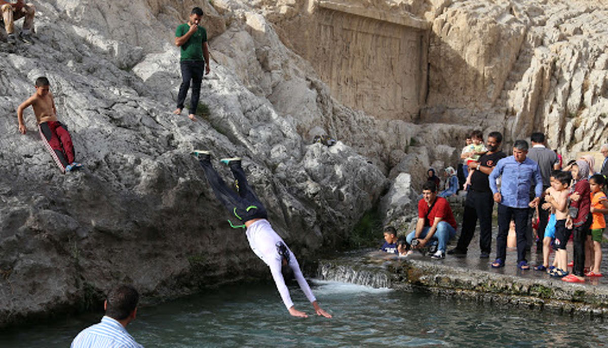 شنا میکنیم بعدش سریع دوش میگیریم که کرونا نگیریم!