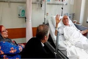 عباس تهرانی تاش و داریوش اسدزاده در بیمارستان