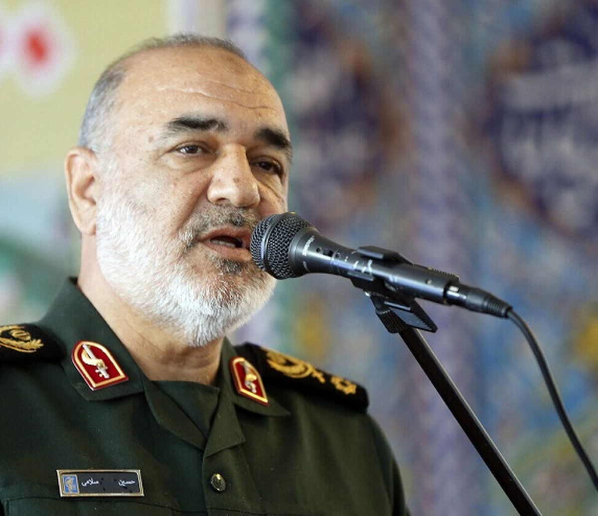 راه سردار سلیمانی را تا بیرون راندن دشمنان از بلاد مسلمین، ادامه میدهیم