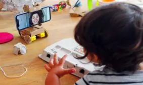 برقراری تماس تصویری با کمک ربات مقوایی