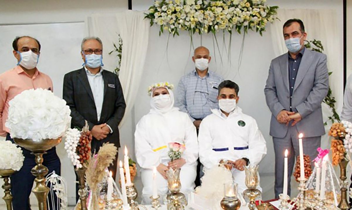 عکس‌های عجیب از عروسی زوج پرستار در بیمارستان کرونایی اهواز