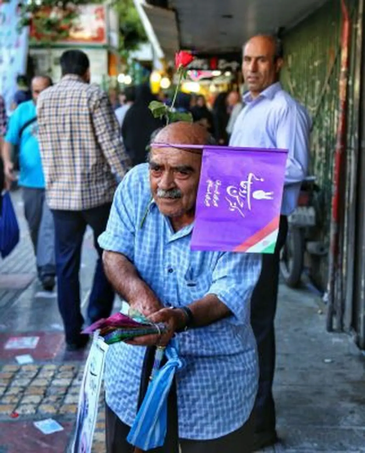 عکس / فال فروشی که عاشق روحانی