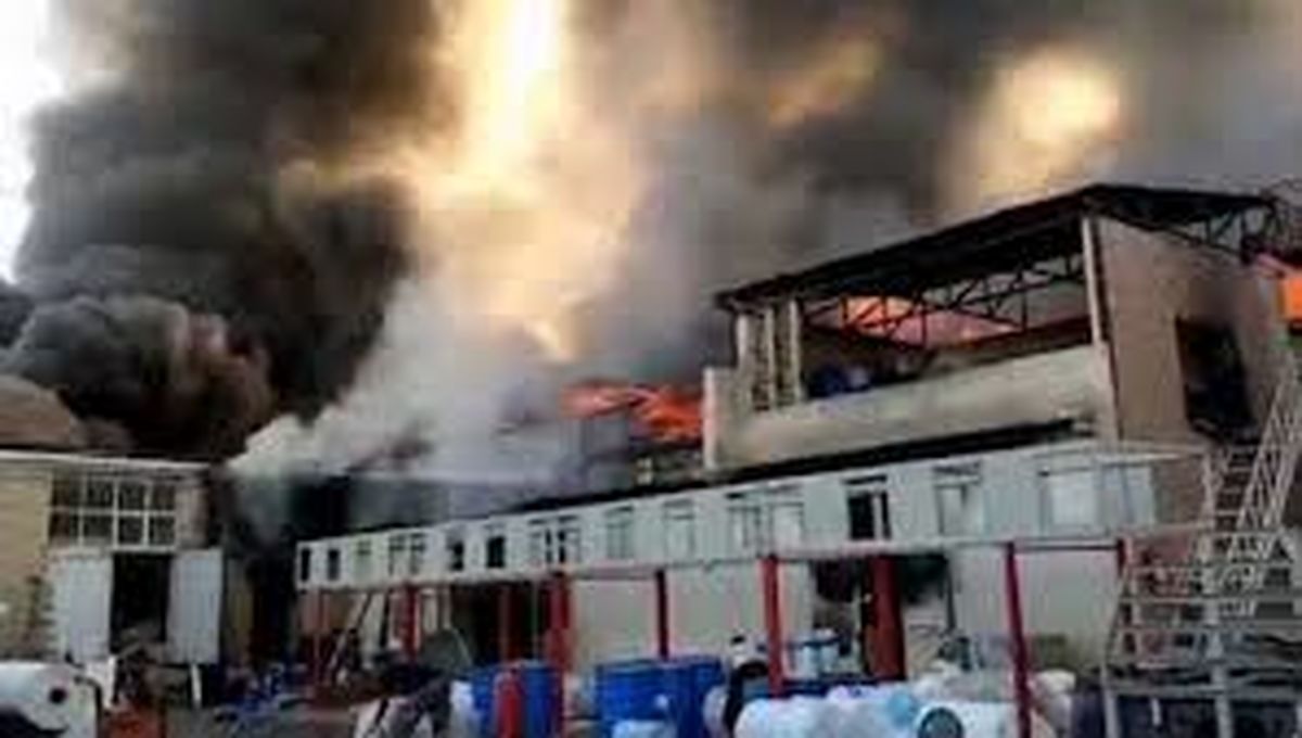 آتش‌سوزی گسترده در یک شهرک صنعتی در جاجرود + فیلم و تصاویر