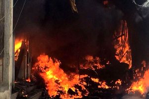 آتش سوزی گسترده در ۲۰ انبار مواد غذایی در نجف اشرف