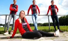 برای اولین بار؛ باز شدن پای یک زن به فوتبال مردان