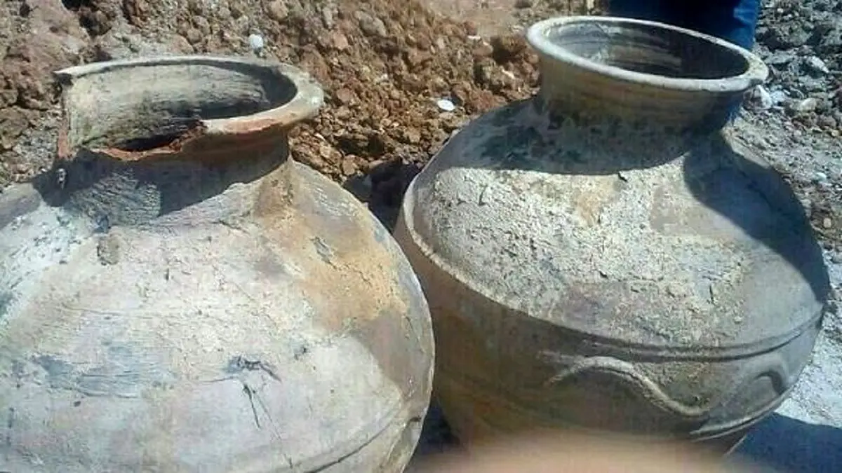 کشف کوزه‌های ۵ هزار ساله در شرق تهران/ متهم: برای فروش عتیقه‌ها به تهران آمدم