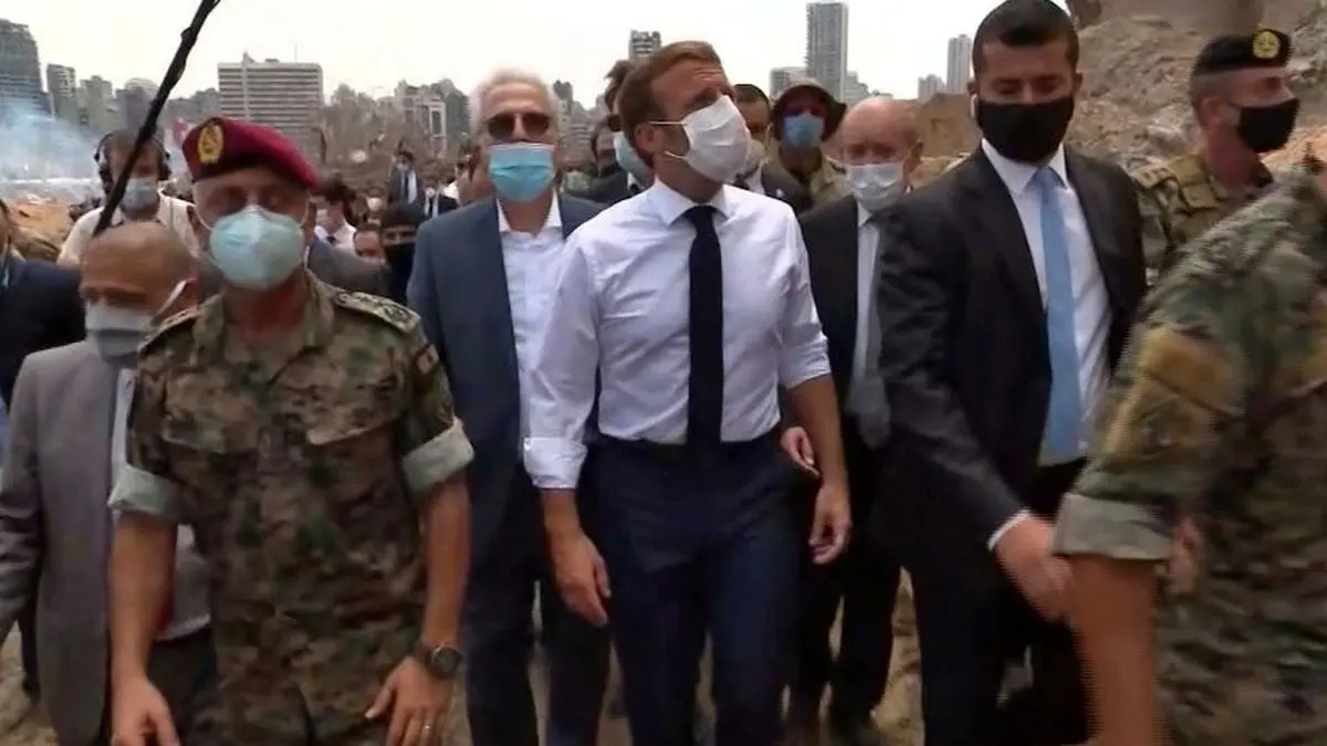 پرتاب تخم مرغ به فرق سر مکرون توسط معترضین لبنانی/ویدئو