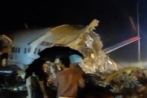 حادثه برای یک هواپیما هنگام فرود در فرودگاه «کالیکات» هند با ۱۹۱ مسافر / ویدئو