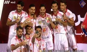 لحظه اهدای جام پوکر قهرمانی پرسپولیس به کاپیتان سیدجلال حسینی