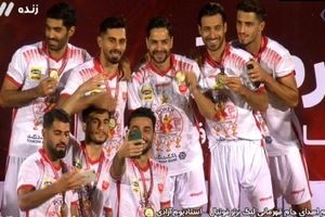 لحظه اهدای جام پوکر قهرمانی پرسپولیس به کاپیتان سیدجلال حسینی