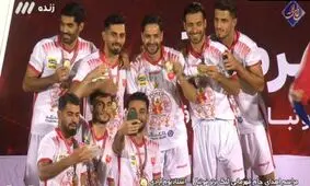 لحظه اهدای جام پوکر قهرمانی پرسپولیس به کاپیتان سیدجلال حسینی