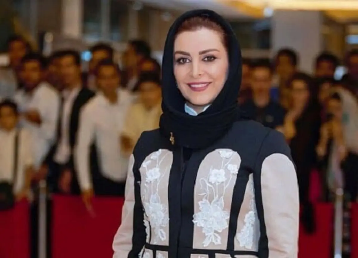 بوسه ماه‌چهره خلیلی بر گونه پروین سلیمانی