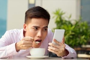 استفاده زیاد از تلفن همراه باعث "سندرم گردن پیامکی" می‌شود