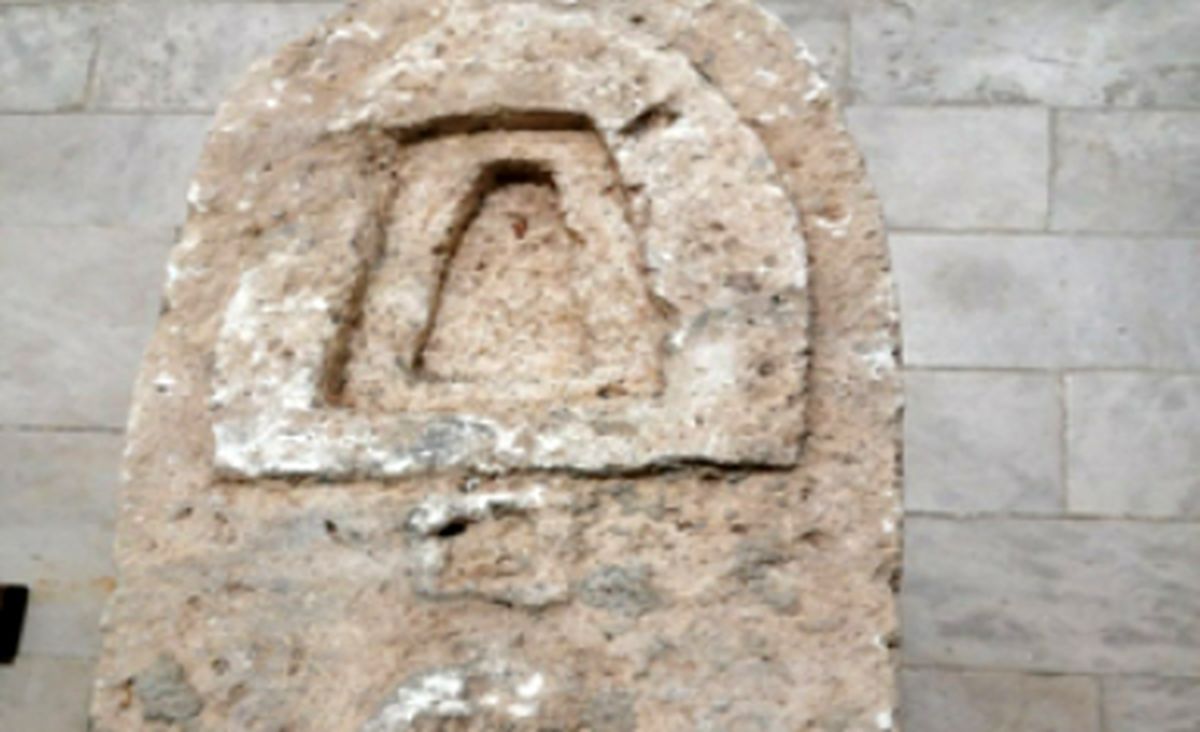 سنگ قبر دوره قاجار در یکی از پیاده روهای مهاباد کشف شد