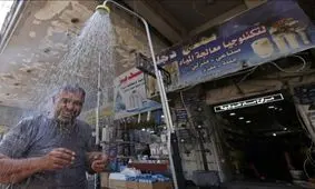 دوش‌های خیابانی برای مقابله با گرما در بغداد / عکس