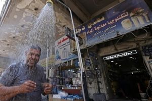 دوش‌های خیابانی برای مقابله با گرما در بغداد / عکس