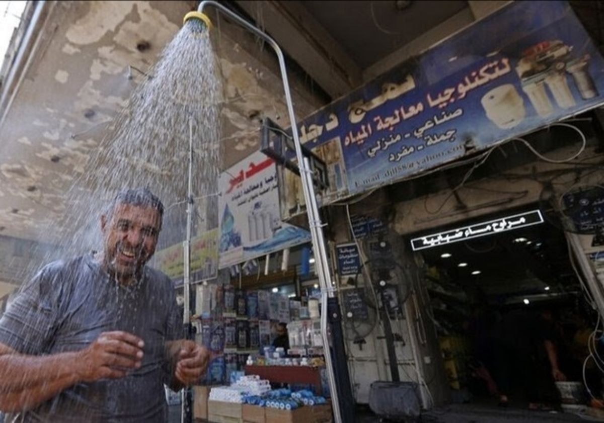 دوش‌های خیابانی برای مقابله با گرما در بغداد / عکس