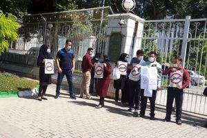 تجمع پرسنل شرکتی بیمارستان‌های مشهد مقابل استانداری