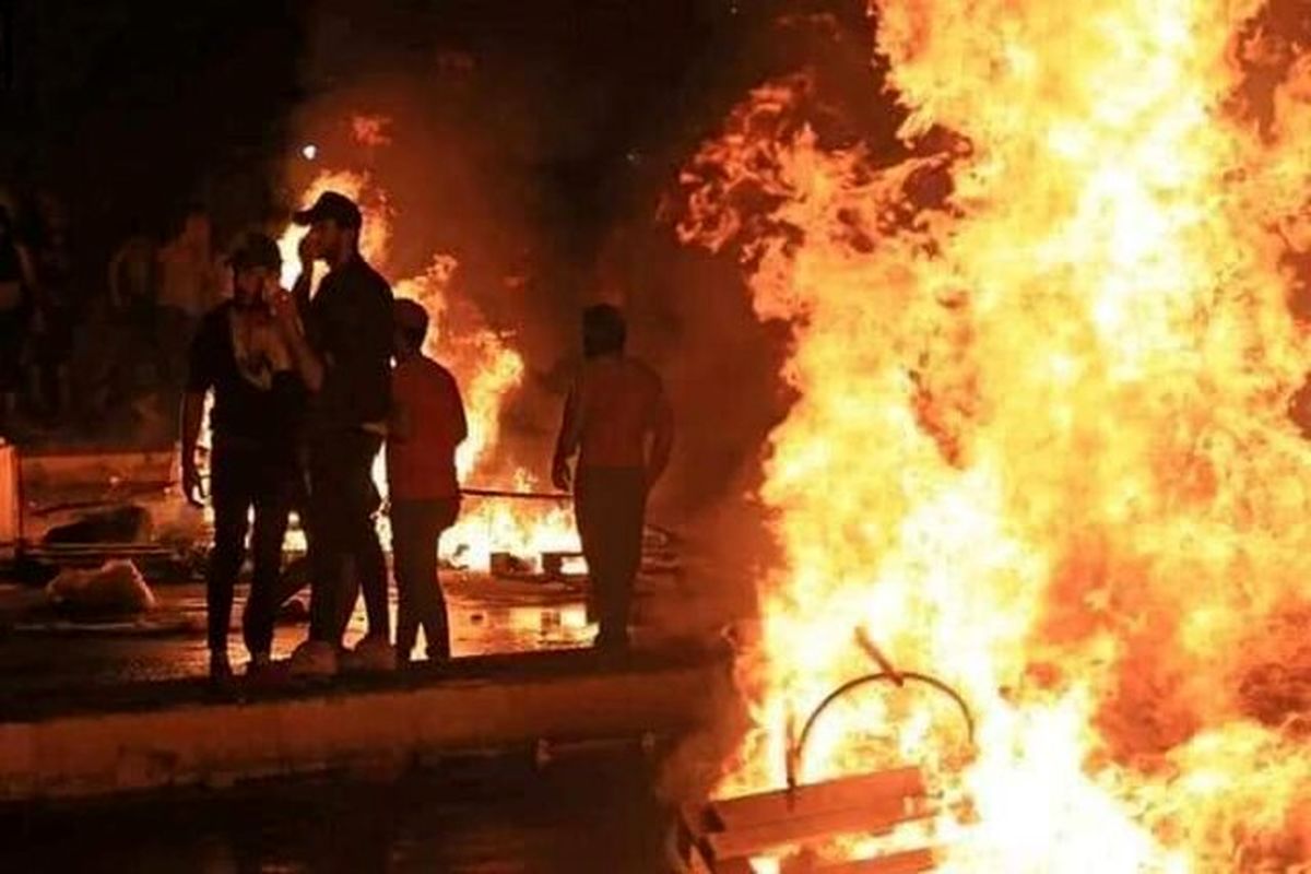 معترضان عراقی ساختمان استانداری الدیوانیه را آتش زدند