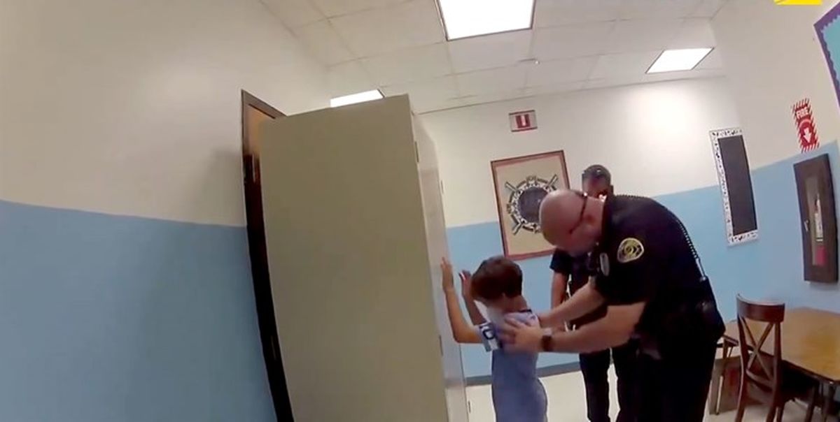 دستبند زدن پلیس آمریکا به دست کودک 8 ساله / ویدئو