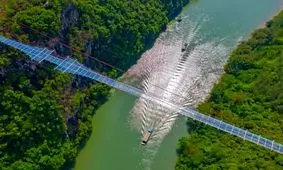 طولانی‌‎ترین پل شیشه‌ای جهان افتتاح شد/ عکس