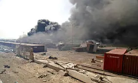 پوشش زنده مهار آتش‌سوزی در اسکله شهیدرجایی بندرعباس/ عملیات لکه‌گیری ادامه دارد/ آخرین‌ آمار کشته‌شدگان و مصدومین/ ویدئو