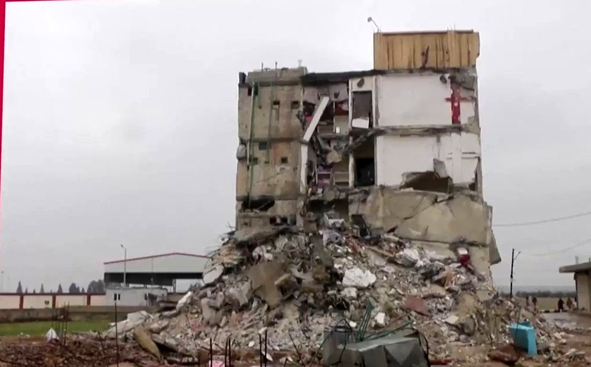  لحظه فروریختن ساختمانی در حلب پس از زلزله دوم/ ویدئو