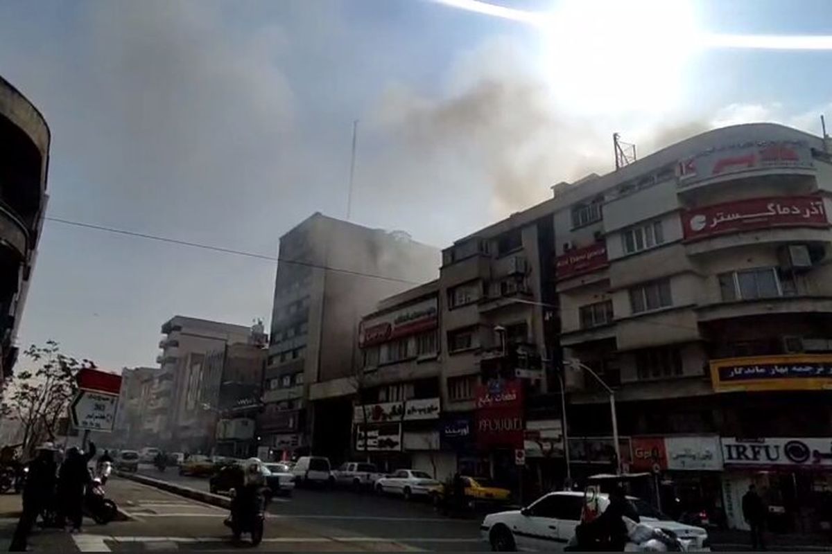 لحظه وقوع آتش‌ سوزی در یکی از ساختمان‌های قدیمی خیابان طالقانی/ ویدئو 