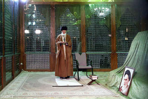 رهبر انقلاب اسلامی در مرقد امام خمینی(ره) و گلزار شهدا حضور یافتند

